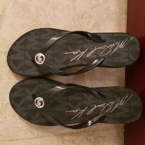 MICHAEL KORS Black flip flop Size 8